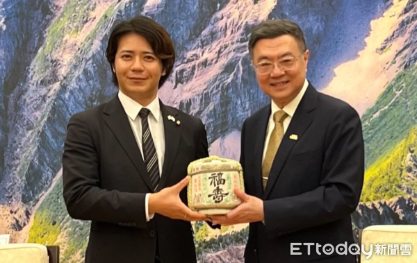 ▲▼行政院長卓榮泰訪日，與上畠寛弘合影留念。（圖／翻攝自Threads／uehata1204）