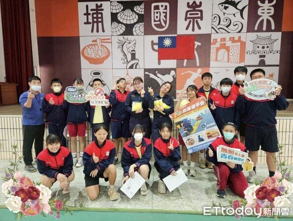 ▲內埔警前進崇文國中送反光條。（圖／記者陳崑福翻攝）