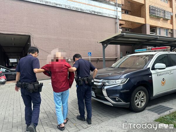 ▲屏東警分局員警載張男返家。（圖／記者陳崑福翻攝）