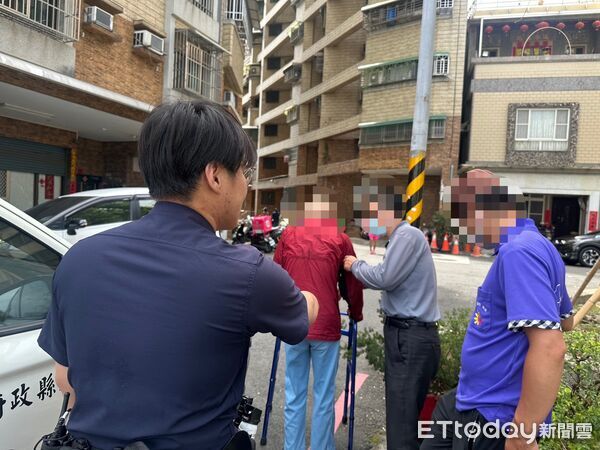 ▲屏東警分局員警載張男返家。（圖／記者陳崑福翻攝）