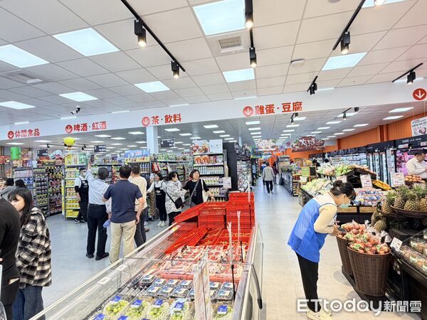 ▲家樂福超市台南文賢店13日開幕，家樂福營運長吳國憲、超市事業群總監陳鳳連、店長黃秀美等人出席剪綵。（記者林東良翻攝，下同）