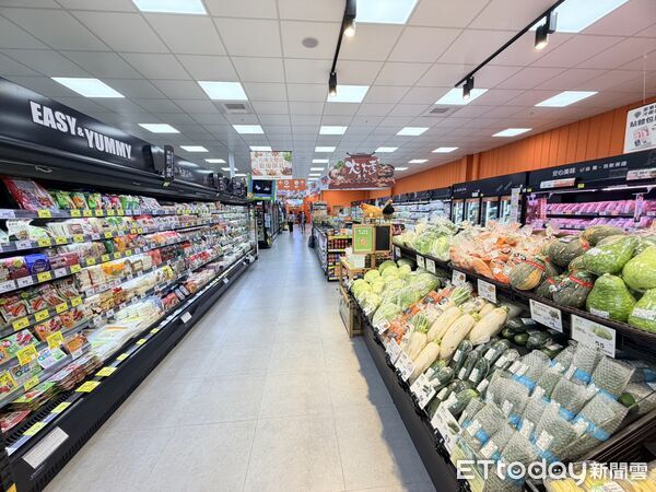 ▲家樂福超市台南文賢店13日開幕，家樂福營運長吳國憲、超市事業群總監陳鳳連、店長黃秀美等人出席剪綵。（記者林東良翻攝，下同）