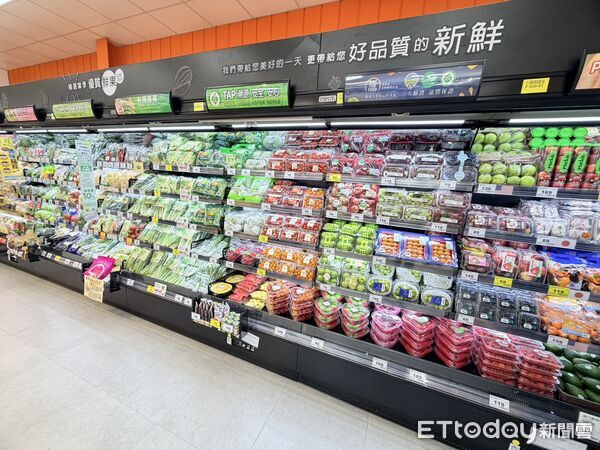 ▲家樂福超市台南文賢店13日開幕，家樂福營運長吳國憲、超市事業群總監陳鳳連、店長黃秀美等人出席剪綵。（記者林東良翻攝，下同）