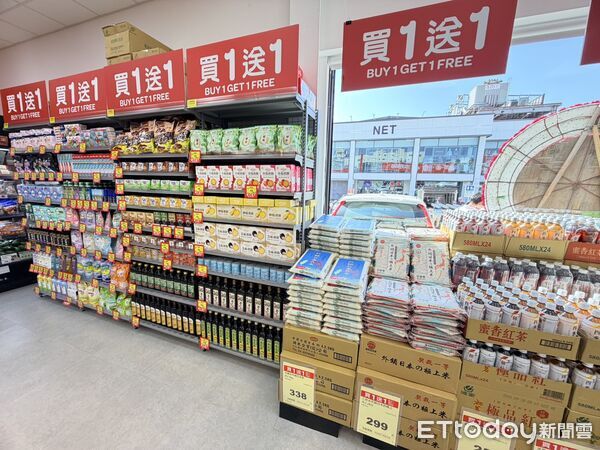 ▲家樂福超市台南文賢店13日開幕，家樂福營運長吳國憲、超市事業群總監陳鳳連、店長黃秀美等人出席剪綵。（記者林東良翻攝，下同）