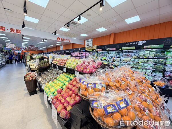 ▲家樂福超市台南文賢店13日開幕，家樂福營運長吳國憲、超市事業群總監陳鳳連、店長黃秀美等人出席剪綵。（記者林東良翻攝，下同）