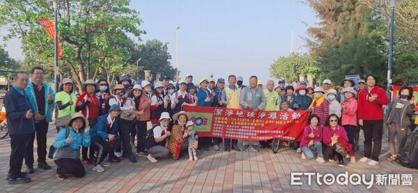 ▲救國團屏東縣團委會發起東港海灘淨灘活動。（圖／救國團屏東縣團委會提供）