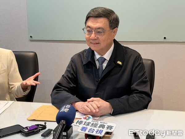 ▲▼行政院長卓榮泰公布自費包機單據。（圖／記者陳家祥攝）