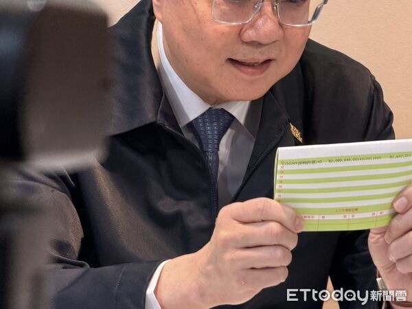 ▲▼行政院長卓榮泰公布自費包機單據。（圖／記者陳家祥攝）