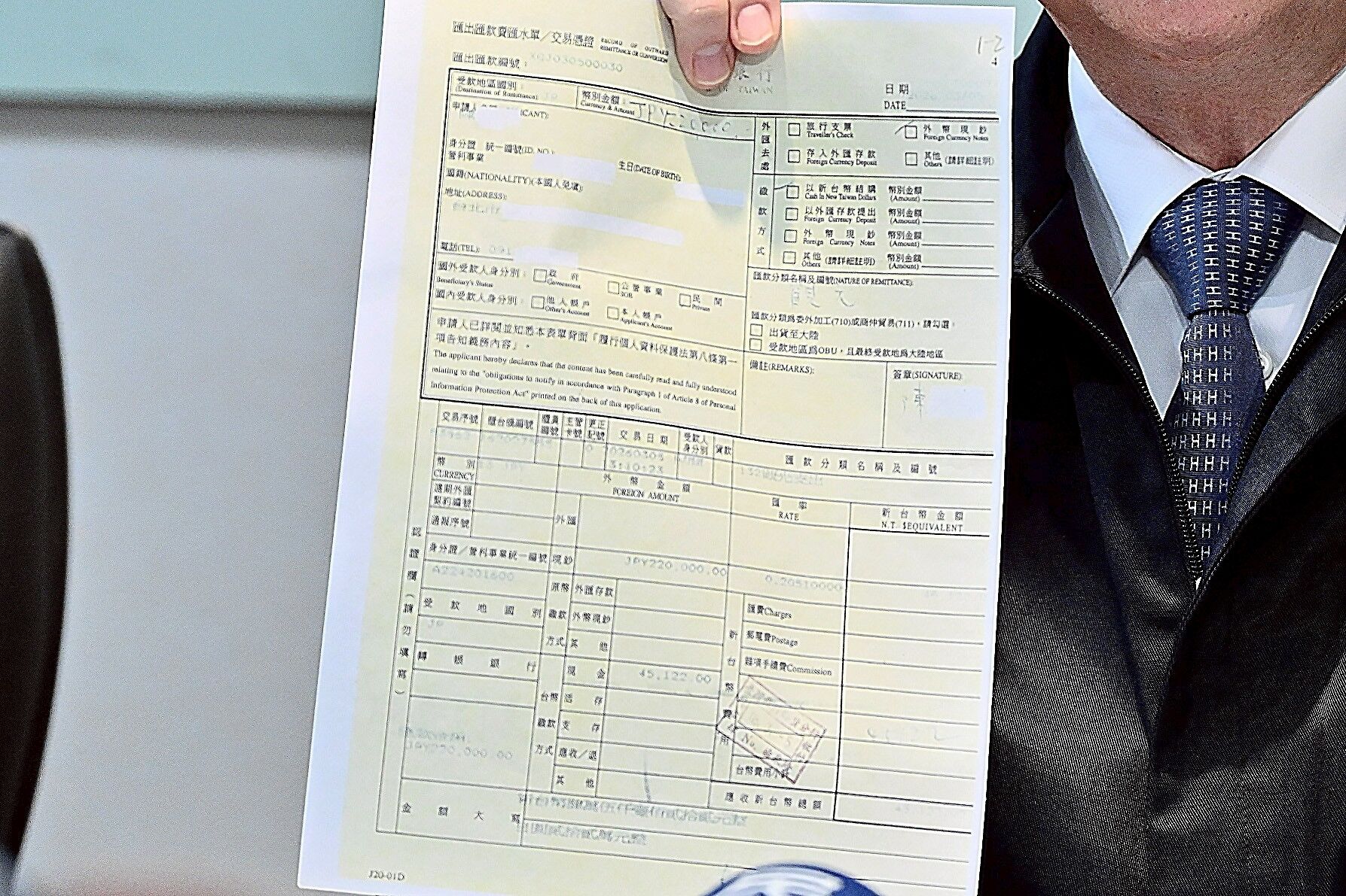 ▲▼行政院長卓榮泰公布自費包機單據。（圖／行政院提供）