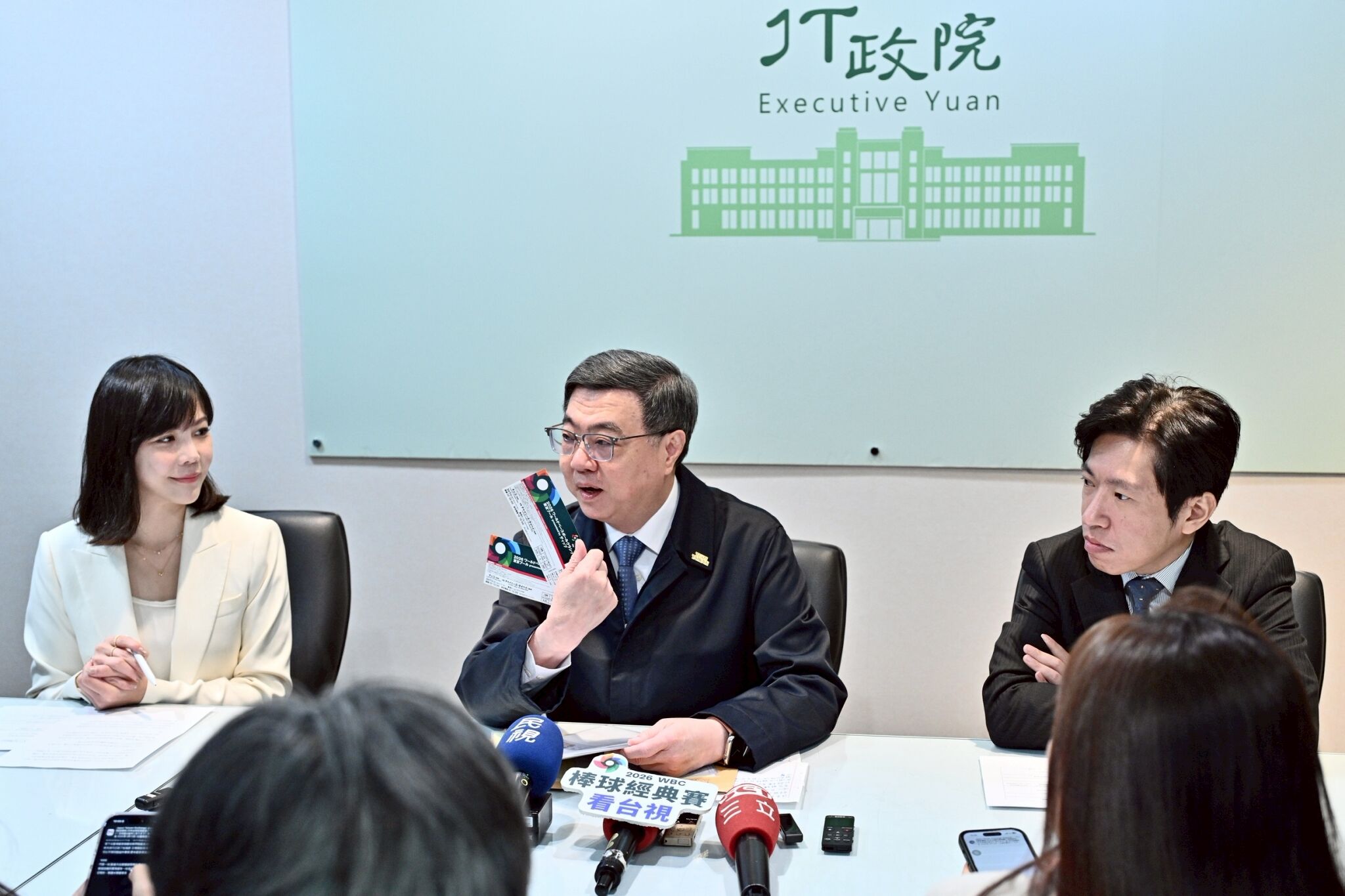 ▲▼行政院長卓榮泰公布自費包機單據。（圖／行政院提供）