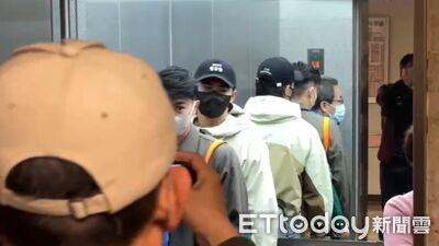 追蹤手指骨裂！陳傑憲完成3項運動醫學檢查　上午離開高雄長庚