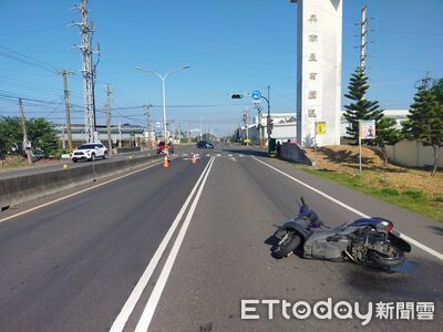 屏東台17線自小客闖紅燈！騎士慘被撞飛重摔　翻滾骨折畫面曝