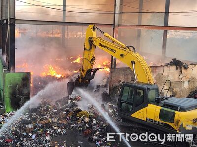 南投市清潔隊廢床墊暫存區起火！狂燒11小時　警消出動75人灌救