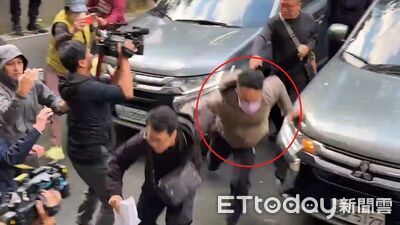 快訊／狂奔畫面曝！保二離職警模型槍換真槍　移送北檢一下車就跑