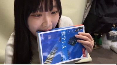 「含一口」飆漲16倍！櫻花妹3.5萬賣出數學參考書：有口水加持