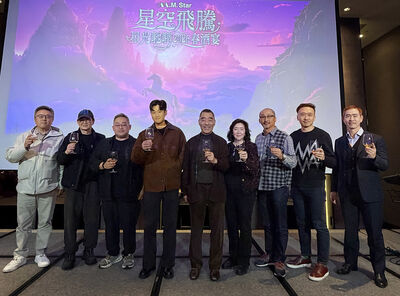 周興哲公司春酒太嗨了！　「狂灑紅包如雪片」還能猜拳拼獎金