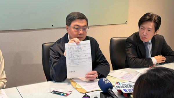 ▼行政院長卓榮泰公布購買門票單據。（圖／記者陳家祥攝）