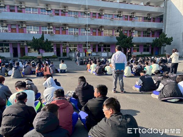 ▲台南市消防局後甲消防分隊前進慈幼高工宣導消防安全，並結合校園防災演練提升師生防災意識。（記者林東良翻攝，下同）