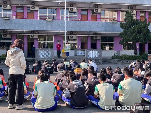▲台南市消防局後甲消防分隊前進慈幼高工宣導消防安全，並結合校園防災演練提升師生防災意識。（記者林東良翻攝，下同）