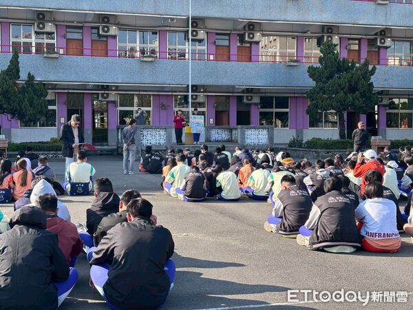 ▲台南市消防局後甲消防分隊前進慈幼高工宣導消防安全，並結合校園防災演練提升師生防災意識。（記者林東良翻攝，下同）