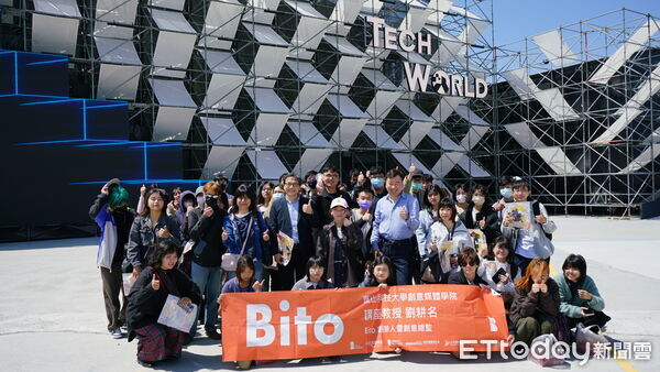 ▲崑山科技大學講座教授劉耕名帶領視覺傳達設計系師生，觀摩沉浸式展演作品《A Tree Meets the Moon》。（記者林東良翻攝，下同）