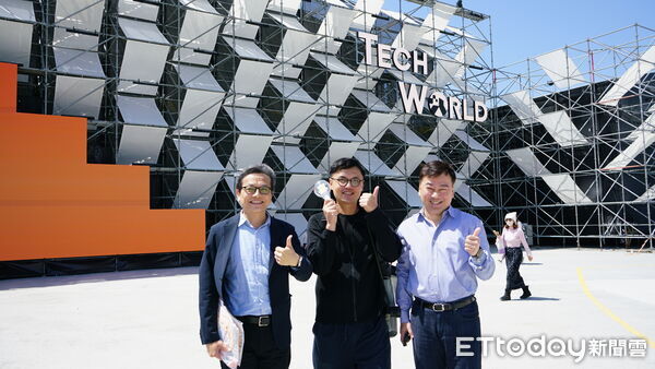 ▲崑山科技大學講座教授劉耕名帶領視覺傳達設計系師生，觀摩沉浸式展演作品《A Tree Meets the Moon》。（記者林東良翻攝，下同）