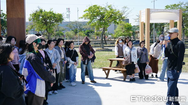 ▲崑山科技大學講座教授劉耕名帶領視覺傳達設計系師生，觀摩沉浸式展演作品《A Tree Meets the Moon》。（記者林東良翻攝，下同）