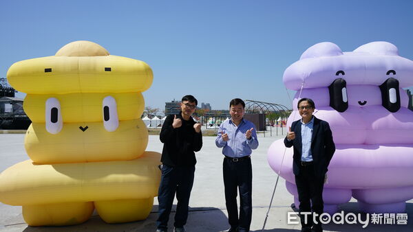 ▲崑山科技大學講座教授劉耕名帶領視覺傳達設計系師生，觀摩沉浸式展演作品《A Tree Meets the Moon》。（記者林東良翻攝，下同）