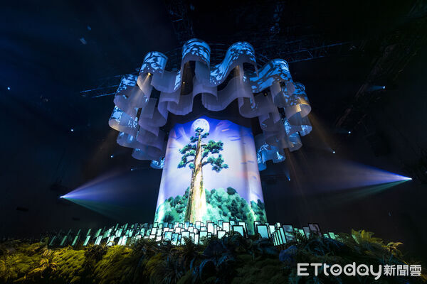 ▲崑山科技大學講座教授劉耕名帶領視覺傳達設計系師生，觀摩沉浸式展演作品《A Tree Meets the Moon》。（記者林東良翻攝，下同）