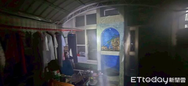 ▲台南佳里區進學路一處透天厝疑因煮食不慎冒煙，消防局出動多個分隊到場處理。（記者林東良翻攝，下同）