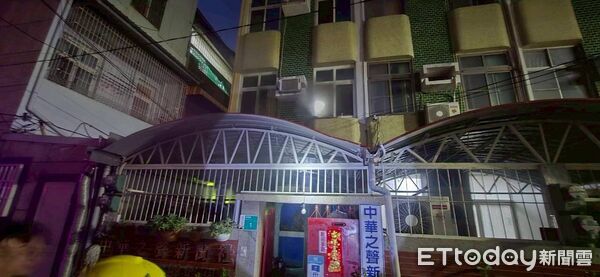 ▲台南佳里區進學路一處透天厝疑因煮食不慎冒煙，消防局出動多個分隊到場處理。（記者林東良翻攝，下同）