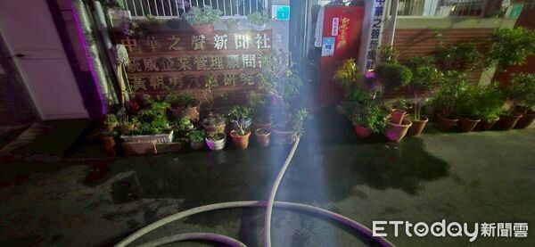 ▲台南佳里區進學路一處透天厝疑因煮食不慎冒煙，消防局出動多個分隊到場處理。（記者林東良翻攝，下同）