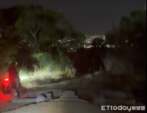 ▲▼外送員求助導航變迷航，身陷墓仔埔1小時。（圖／警方提供，下同）