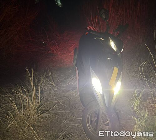 ▲▼外送員求助導航變迷航，身陷墓仔埔1小時。（圖／警方提供，下同）