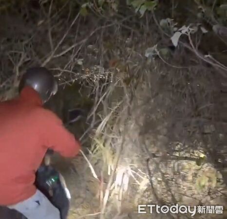 ▲▼外送員求助導航變迷航，身陷墓仔埔1小時。（圖／警方提供，下同）