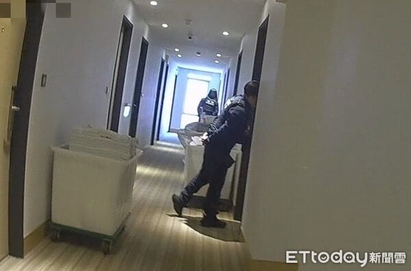 ▲▼經過聽音辨位循聲找到AirPods Pro。（圖／中壢警分局提供）