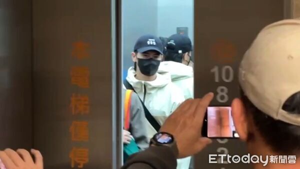 ▲中華隊隊長陳傑憲遭觸身球丟中造成左手指骨裂，今現身高雄長庚檢查。（圖／民眾提供，下同）