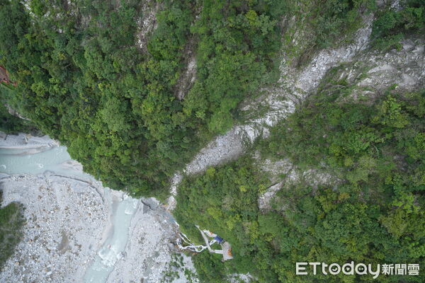 ▲頒獎典禮由太管處前處長劉守禮等人代表受奬。（圖／太管處提供，下同）
