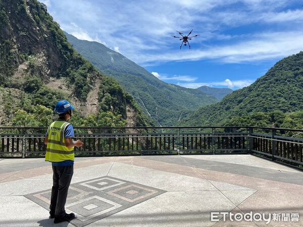 ▲頒獎典禮由太管處前處長劉守禮等人代表受奬。（圖／太管處提供，下同）