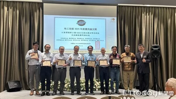 ▲頒獎典禮由太管處前處長劉守禮等人代表受奬。（圖／太管處提供，下同）