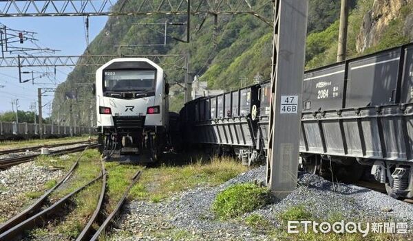▲▼台鐵柴電機車撞上擦撞幸福水泥車自備貨物列車。（圖／讀者提供）