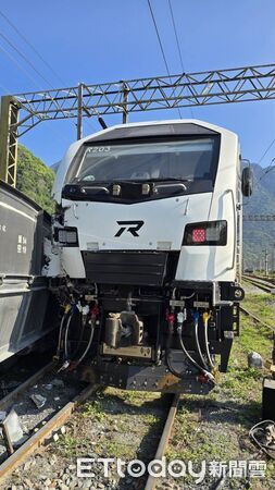 ▲▼台鐵柴電機車撞上擦撞幸福水泥車自備貨物列車。（圖／讀者提供）
