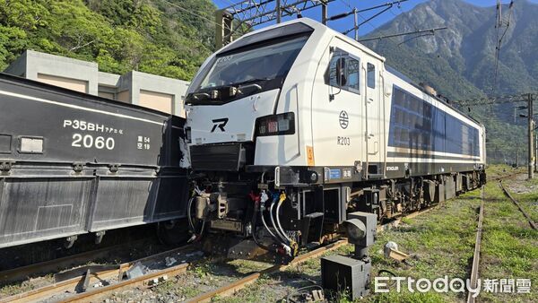 ▲▼台鐵柴電機車撞上擦撞幸福水泥車自備貨物列車。（圖／讀者提供）