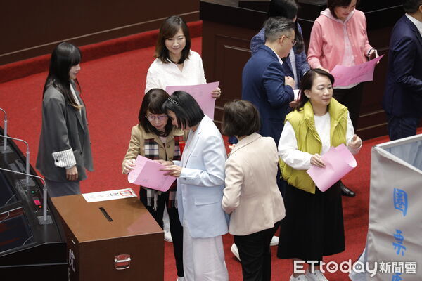 ▲▼立法院13日進行中選會正副主委及委員同意權行使投票。（圖／記者湯興漢攝）