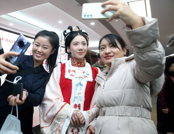 ▲帶起西安大唐不夜城「不倒翁小姐姐」旋風的馮佳晨離職轉戰自媒體。（圖／CFP）