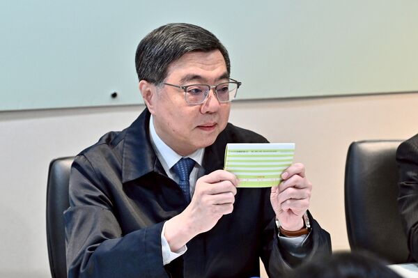 ▲▼行政院長卓榮泰公布自費包機單據。（圖／行政院提供）