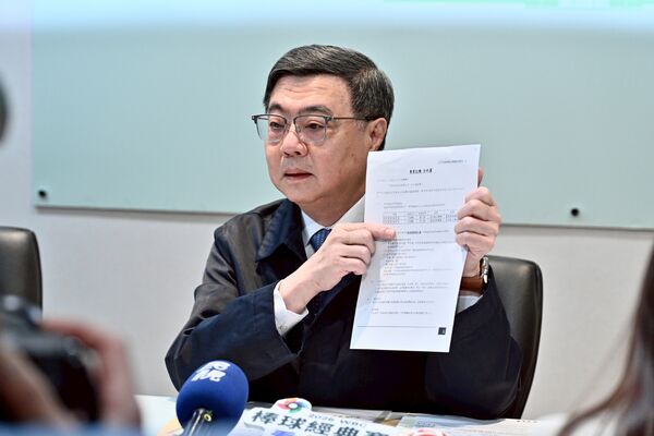 ▲▼行政院長卓榮泰公布自費包機單據。（圖／行政院提供）