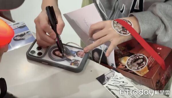 ▲▼ 直擊／李泳知超chill！抵高雄穿拖鞋　停留10分鐘簽名、熱情狂聊天。（圖／記者劉亮亨攝）