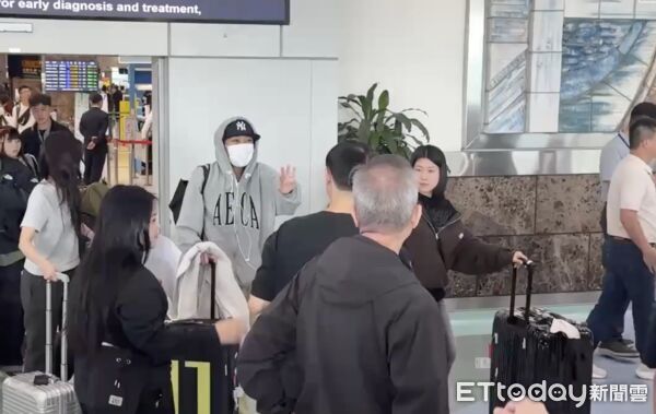 ▲▼ 直擊／李泳知超chill！抵高雄穿拖鞋　停留10分鐘簽名、熱情狂聊天。（圖／記者劉亮亨攝）