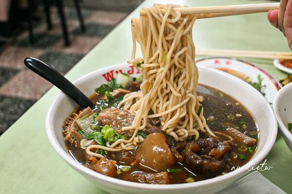 ▲▼吳家牛肉麵。（圖／水晶安蹄不務正業過生活授權提供）